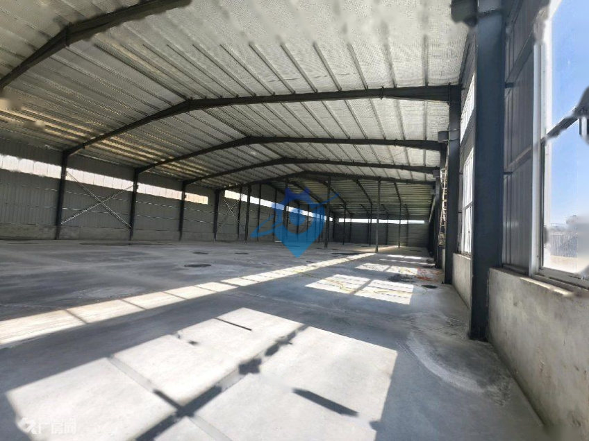高速路口两公里处，交通便利，出入方便，水电齐全
