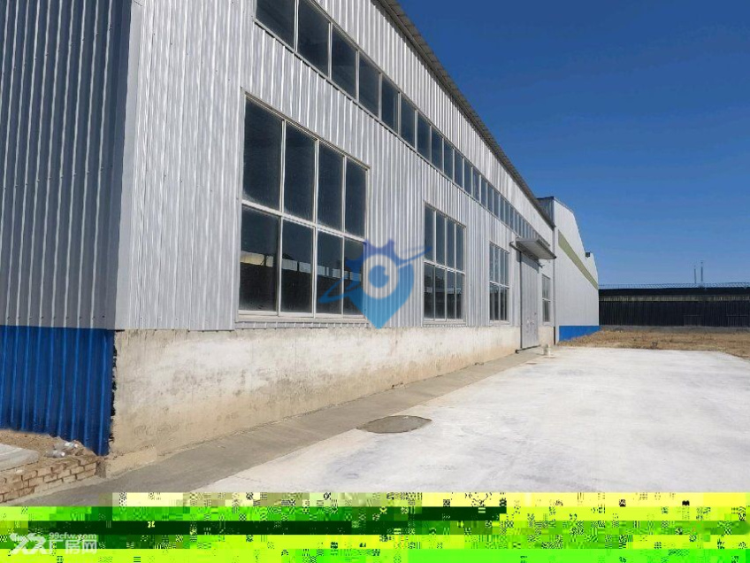 高速路口两公里处，交通便利，出入方便，水电齐全