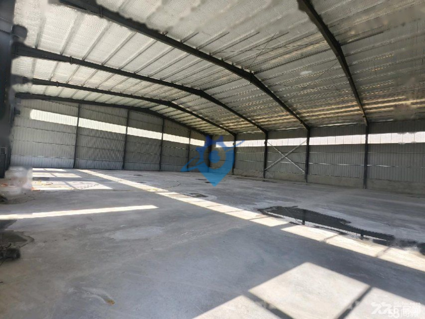 高速路口两公里处，交通便利，出入方便，水电齐全